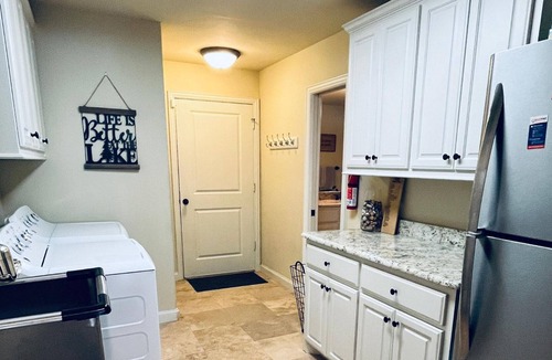 Enchanted Oaks House | Perfect lake escape with friends and family - activities and easy lake access!