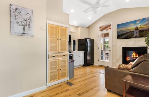 Sandwich House | Perfect Lakeview Family Retreat – Beach + Pool
