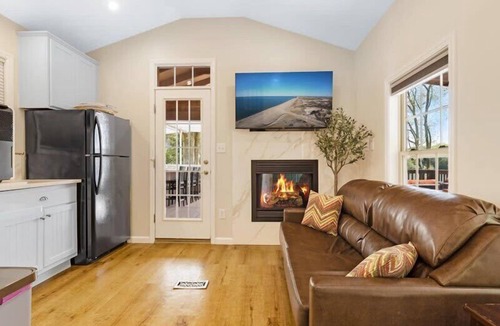Sandwich House | Perfect Lakeview Family Retreat – Beach + Pool