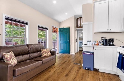 Sandwich House | Perfect Lakeview Family Retreat – Beach + Pool