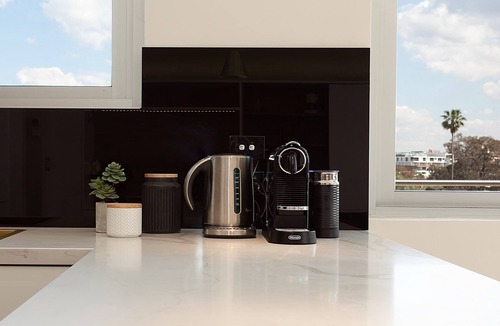 Cremorne Apartment | Perfect Located 2-Bed with Spacious Balcony & BBQ