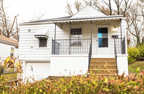 Jennings House | Perfect Location! 10 Mins from AirPort! 15 Min from DwnTwn StL! Has Everything!