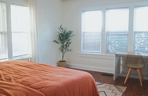 Cherry Street House | Perfect Location, 2 King Beds, Modern Design