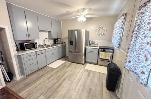 Licking House | Perfect Location! 3BR Home Near the Park