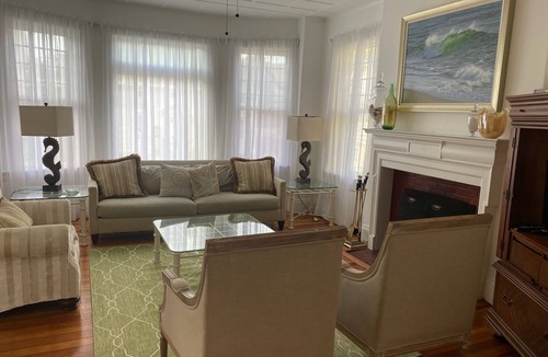 Off Broadway House | Perfect Location close to downtown