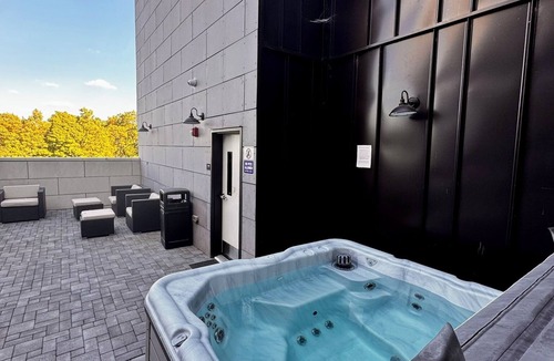 East Lawrence Condo | Perfect location! Cozy 2-bdrm condo w/ample living space right off of Mass St