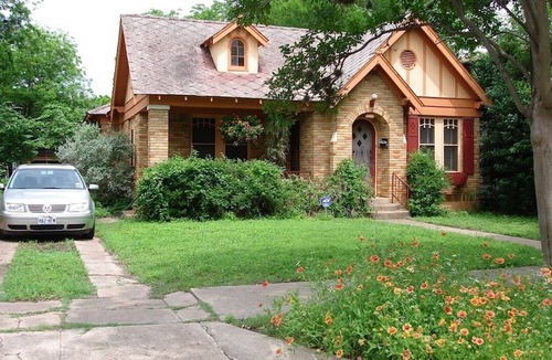South Congress House | Perfect Location For Everything Cool About This Great City!