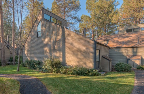 Overlook Park Condo | Perfect Location, Near Golf Course, SHARC passes