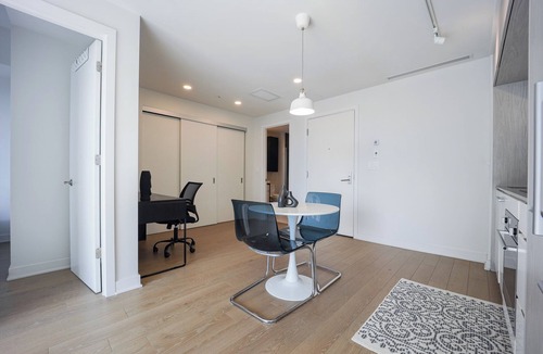 Downtown Montreal Condo | Perfect location - Swimming Pool & Jaccuzi & Sauna access!