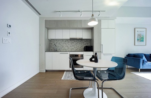 Downtown Montreal Condo | Perfect location - Swimming Pool & Jaccuzi & Sauna access!