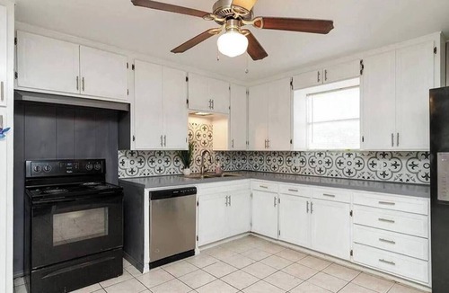 Del Mar House | Perfect Location! 1/2 block from Ocean Dr & the beach.