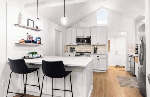 Downtown Vancouver House | Perfect Location | Walking to Dining & Shops