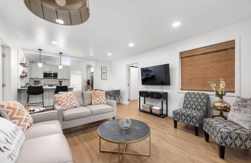 Downtown Vancouver House | Perfect Location | Walking to Dining & Shops