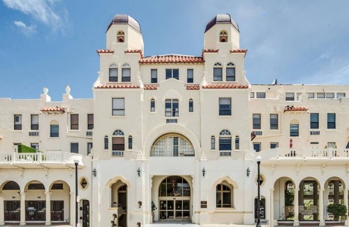 Palm Beach Condo | Perfect locationTropicalCharm Studio3002