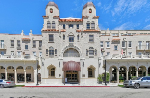 Palm Beach Condo | Perfect locationTropicalCharm Studio3002