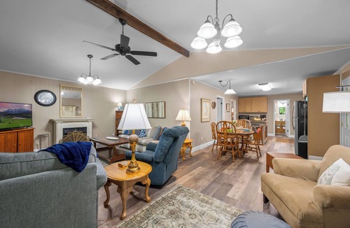 Townsend Cabin | Perfect mountain cottage ☎ Fire pit ☎ Gas Fireplace ☎ Screened Porch ☎ Secluded