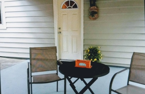 Victory Heights House | Perfect N. Seattle location, 2 bdrm, modern, clean, spacious, parking onsite