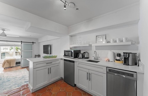 Palm Beach Condo | Perfect Palm Beach Location.nClassic, spacious 1-bedroom condo, suite with AC.