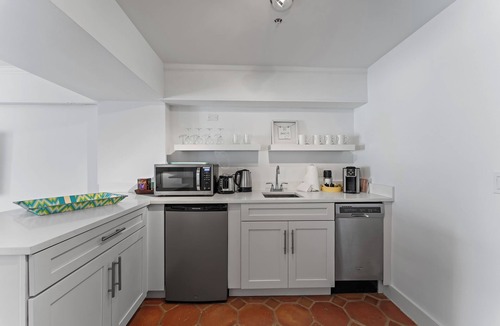 Palm Beach Condo | Perfect Palm Beach Location.nClassic, spacious 1-bedroom condo, suite with AC.