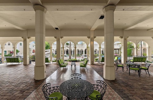 Palm Beach Condo | Perfect Palm Beach Location.nClassic, spacious 1-bedroom condo, suite with AC.