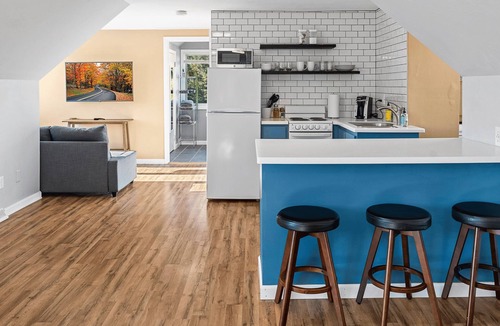 Sister Bay Apartment | Perfect Retreat for 2 | Studio Above Bakery, Dogs!