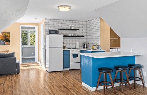 Sister Bay Apartment | Perfect Retreat for 2 | Studio Above Bakery, Dogs!