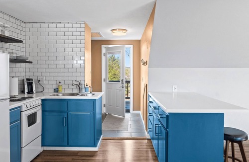 Sister Bay Apartment | Perfect Retreat for 2 | Studio Above Bakery, Dogs!