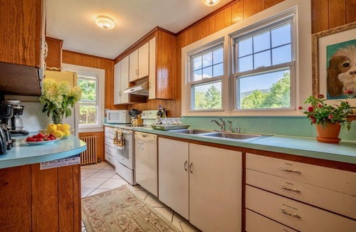 Manchester House | Perfect Reunion House for 18! 8 bedrooms, 5 baths, Pool, Tennis, Big lawn, Dogs!