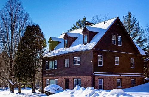 Manchester House | Perfect Reunion House for 18! 8 bedrooms, 5 baths, Pool, Tennis, Big lawn, Dogs!