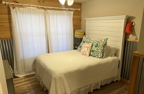 Van Buren House | Perfect riverfront Eclipse Cabin with 3 minutes and 51 seconds of totality.