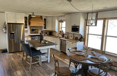 Van Buren House | Perfect riverfront Eclipse Cabin with 3 minutes and 51 seconds of totality.