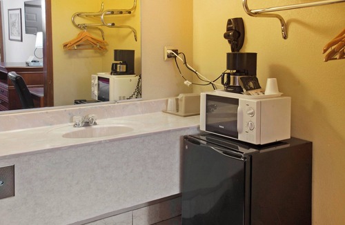 Guymon Hotel | Perfect Room for Romantic Getaways – Near Dining & Local Attractions