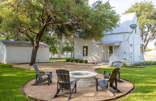 Round Top House | Perfect RT Location | The Reed Sleeps 6 + Fire Pit