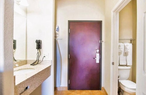 Clute Hotel | Perfect Spot for Budget Travelers Exploring Jackson Park