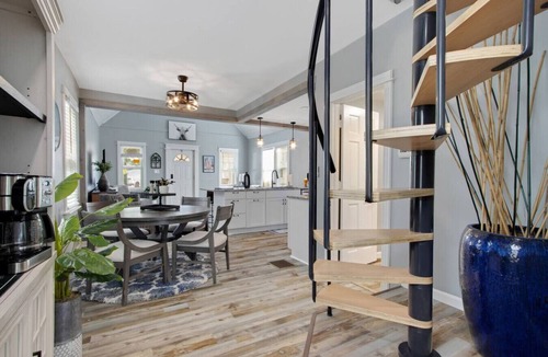 Lancaster House | *Perfect Vacation* Cozy Lancaster Village Bungalow