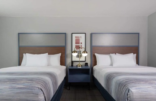 San Angelo House | Perfect Vacation Spot! Free Breakfast, Pool, Parking! Close to Sunset Mall!