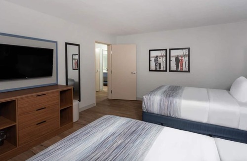 San Angelo House | Perfect Vacation Spot! Free Breakfast, Pool, Parking! Close to Sunset Mall!