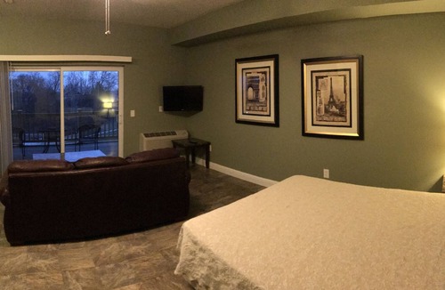Grafton Condo | Perfect Weekend Getaway! Condo With Great River Views! Pool!