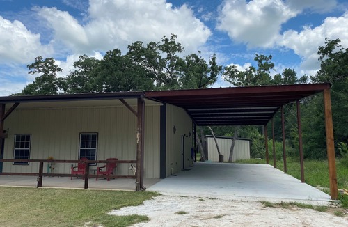 Grimes County House | PERFECTLY CUTE COUNTRY BARDOMINIUM ON 11 ACRES