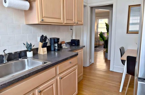 South Evanston Apartment | Perfectly Located 1-Bedroom Unit