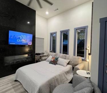 Bentonville Villa | Perfectly located 2 bed/2 full bathroom/1 sofa bed