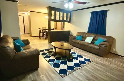 Sunshine House | Perfectly Located 3BR/2BA : 5 mins from Dow !