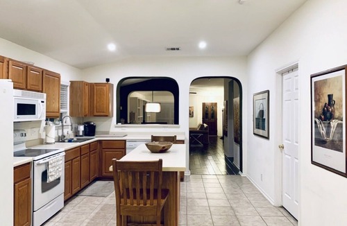 Universal City House | Perfectly located 3BR (no steps) - sleeps up to 7