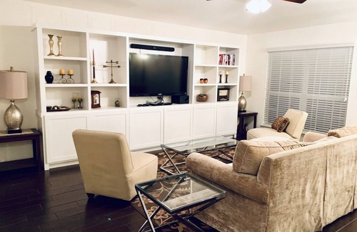 Universal City House | Perfectly located 3BR (no steps) - sleeps up to 7