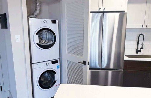 Pentagon City Apartment | Perfectly Located Apt | Steps to Metro & More