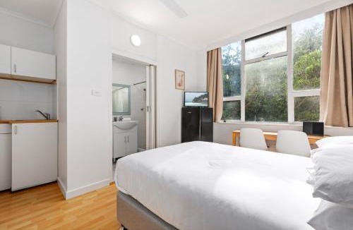 Darling Point Apartment | Perfectly Located Studio by Rushcutters Bay Park