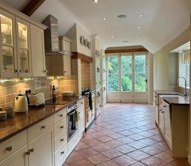 Hambleden House | Perfectly Positioned Hambleden House