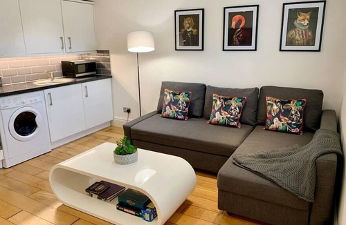 Reading Apartment | Period Apartment for 3, Near Uni & Hospital, Parking