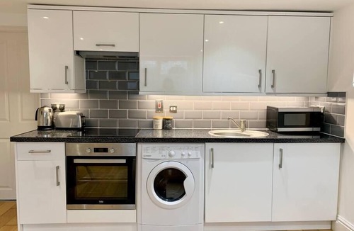 Reading Apartment | Period Apartment for 3, Near Uni & Hospital, Parking