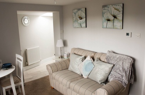 Poole Apartment | Perrys Impeccable 1-bed Apartment in Poole